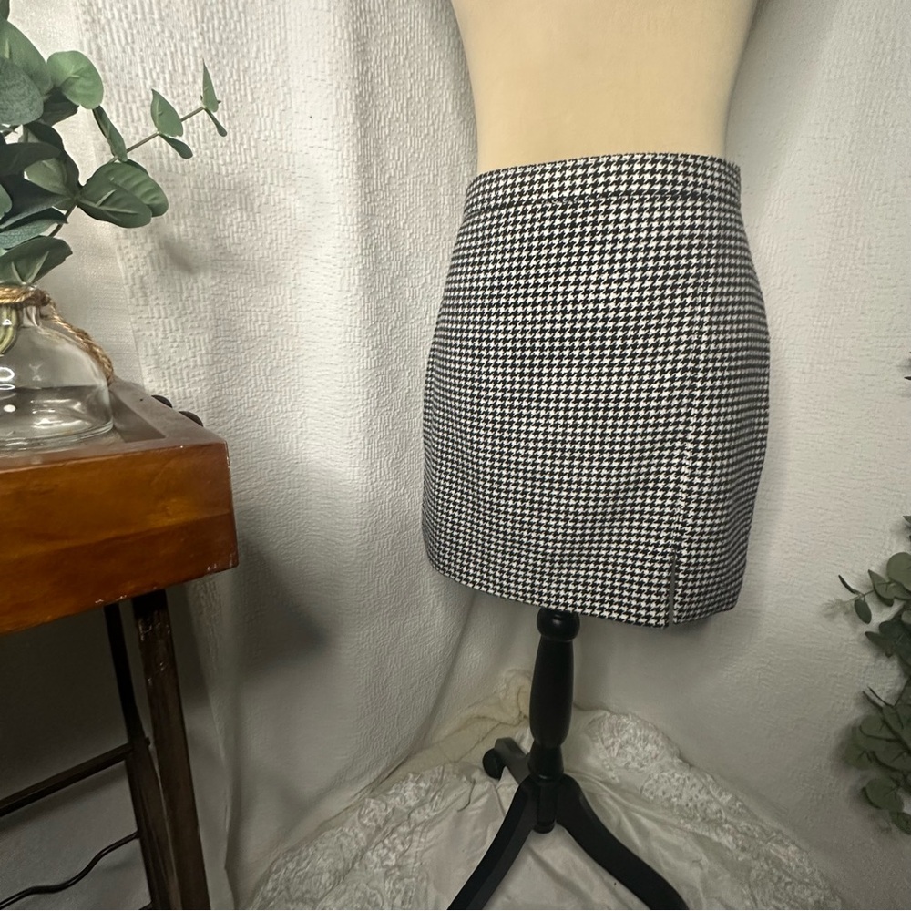 Hollister Ultra High-Rise Houndstooth Black/White Wool Blend Mini Skirt -Small